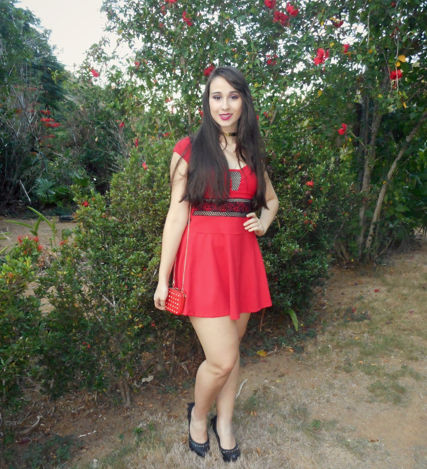 Look Clássico Vestido Vermelho + Sapato Preto Garota