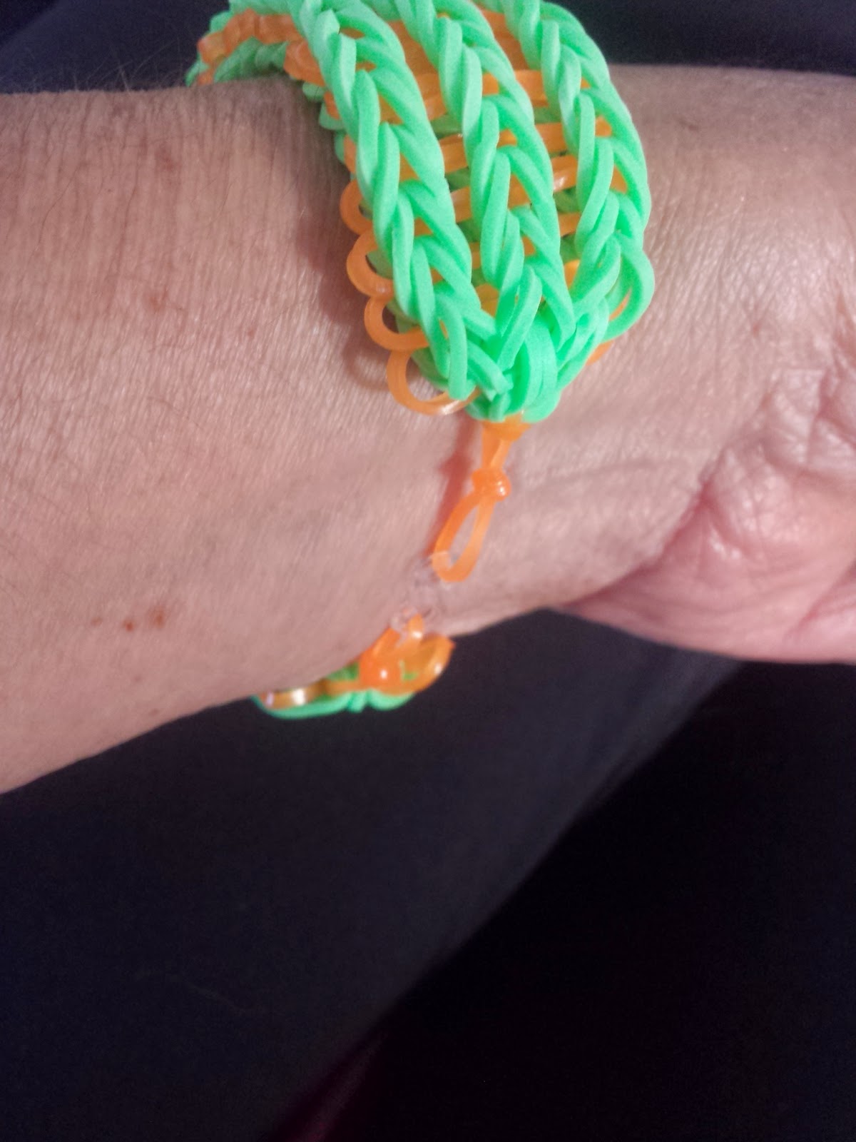 Pulseiras de elásticos Pulseira de elástico feita com garfos