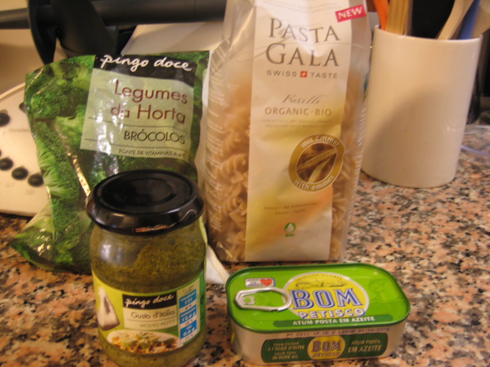 Confessions and Cookbooks Fusilli com Pesto, Atum e Brócolos